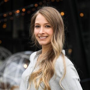 Meet your Posher, Hilary